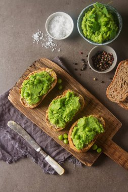 Baget yeşil bezelye püresi ve nane ile. Koyu arka plan. Seçileceği yer