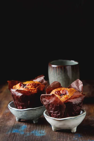 Muffins de mirtilo e frutas frescas, uma xícara de café preto. Saboroso — Fotografia de Stock