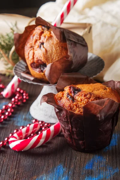 Muffins de mirtilo e frutas frescas, uma xícara de café preto, caramelo — Fotografia de Stock