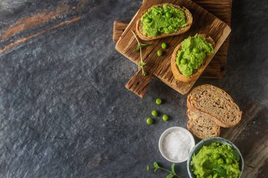 Baget yeşil bezelye püresi ve nane ile. Koyu arka plan. Seçileceği yer