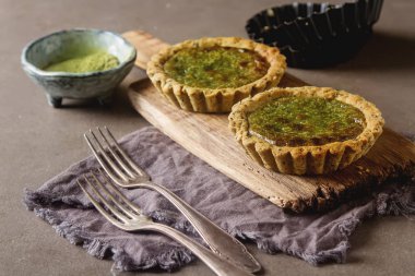 Fındık ve nane ile yeşil çay vejetaryen pasta maç. Karanlık backgrou