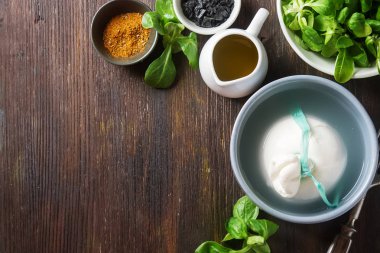 Geleneksel İtalyan peynir burrata, taze salata, zeytin yağı, içinde bir
