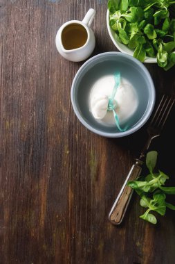 Geleneksel İtalyan peynir burrata, taze salata, zeytin yağı, içinde bir