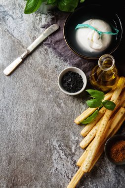 Geleneksel İtalyan peynir burrata, ev yapımı grisini ekmek stic