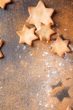 Sıcak mulled şarap bir bardak portakal dilimleri, anason ve cinnamo ile