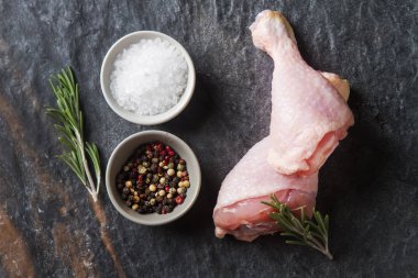 Tavuk budu biberiye ve baharatlar ile. Koyu arka plan. Öğle Yemeği