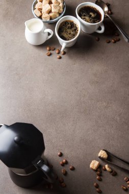 Beyaz fincan sıcak siyah kahve süt ve şeker. Gri backgrou