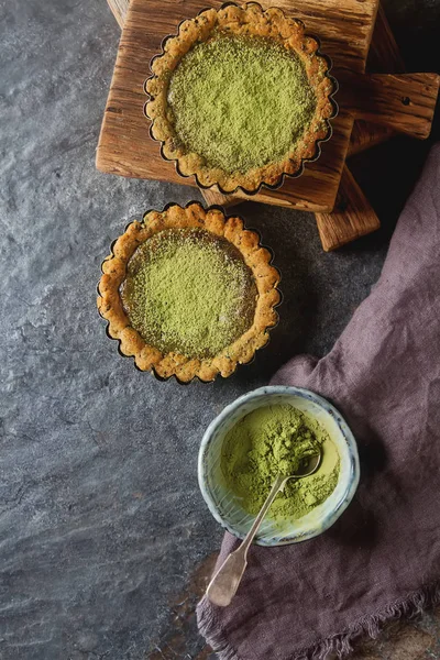 Зеленый чай вегетарианский пирог матч с орехами и мятой. Темный бэкграу — стоковое фото