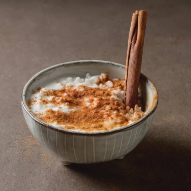 Tarçın ile geleneksel sütlaç. Koyu arka plan. Lezzetli bir