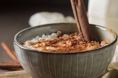 Tarçın ile geleneksel sütlaç. Koyu arka plan. Lezzetli bir