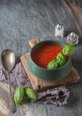 Geleneksel İtalyan domates çorbası gaspaço fesleğen ile. Karanlık backgr