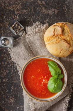 Geleneksel İtalyan domates çorbası gaspaço fesleğen ile. Karanlık backgr