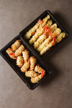 Kızarmış karides, tatlı biber sosu ve pirzola ile servis ile rulo