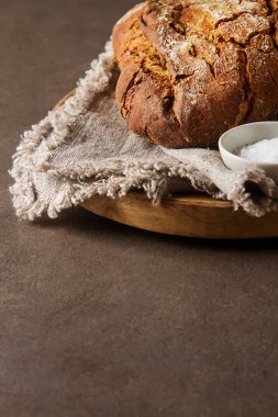 Taze ev yapımı Fransız siyah ekmek. Koyu arka plan.