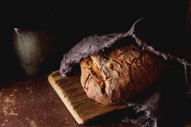 Taze ev yapımı Fransız siyah ekmek. Koyu arka plan.