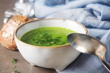 Ev yapımı ekmek ile bezelye çorbası. Koyu arka plan.