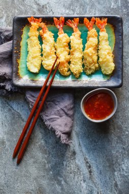 Kızarmış karides, tatlı biber sosu ve pirzola ile servis ile rulo