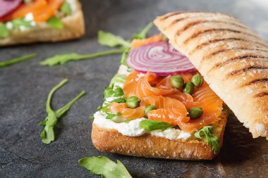 somon füme, soğan ve roka ile ev yapımı baget. Karanlık b