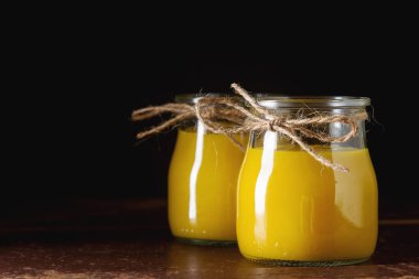 Bir muz ile taze ev yapımı güler yüzlü. Koyu arka plan.