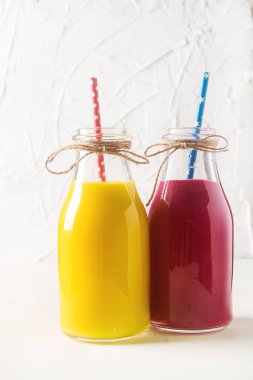 Taze ev yapımı smoothie muz ve çilek ile. Beyaz adam