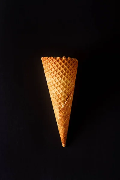 Egyszerű fagylalt kúpot. Fekete háttér. Hely, a szöveg. Top vie — Stock Fotó