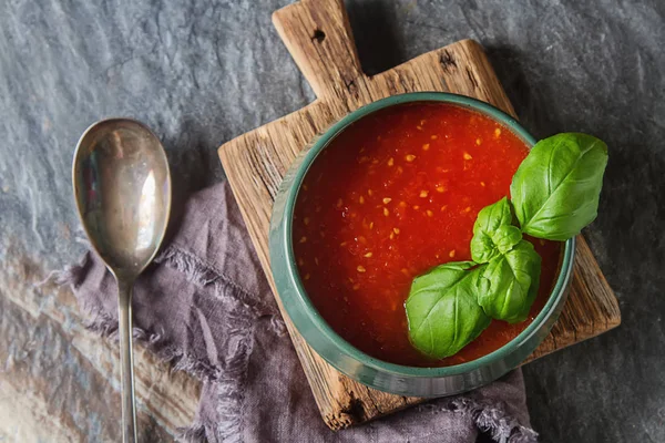 Sopa de tomate italiana tradicional gazpacho con albahaca. Backgr oscuro — Foto de Stock