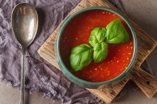 Sopa de tomate italiana tradicional gazpacho con albahaca. Backgr oscuro — Foto de Stock