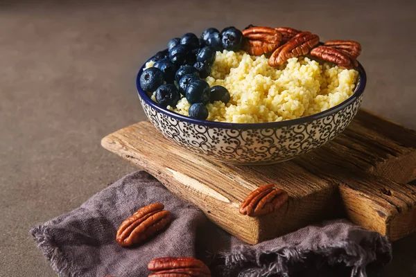 Пшеничные хлопья с черникой и орехами. Темно-серый фон . — стоковое фото