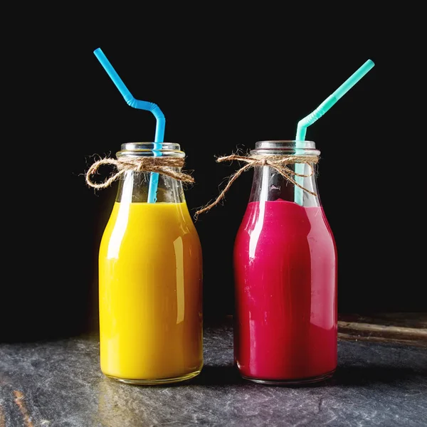 Taze ev yapımı smoothie muz ve çilek ile. Koyu arka plan