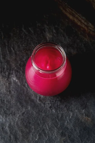Świeże domowe koktajl z jagód. Ciemne tło. — Zdjęcie stockowe
