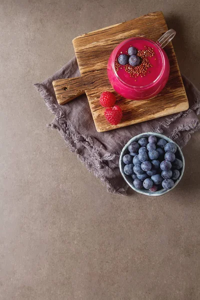 Świeże, domowe smoothie z quinoa i jagody. Ciemny deseń — Zdjęcie stockowe