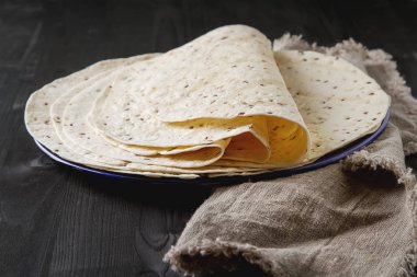 Gri bir arka plan üzerine Tartilla yaprak. Kahverengi kumaş. Meksika yemeği.