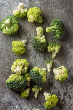 Olgun yeşil brokoli ve karnabahar. Gri taş arka plan. Sayfanın Üstü 