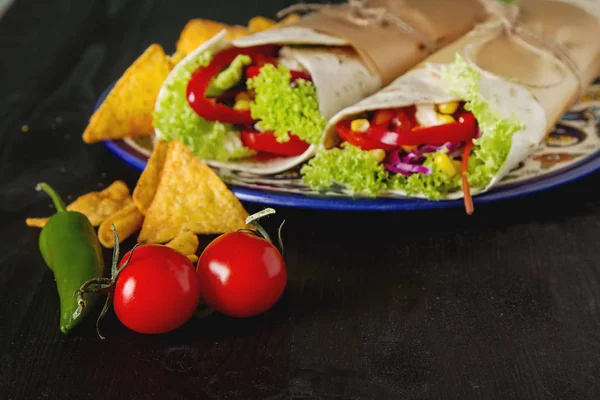 채식 tartilla 토마토, 양배추, 치즈와 살라 홈 — 스톡 사진