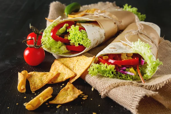 Tartilla vegetariana casera con tomates, col, queso y sala — Foto de Stock