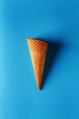 Basit Dondurma külahı. Mavi arka plan. Metin için yer. Üstten Görünüm