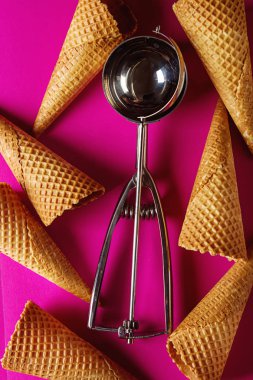 Basit Dondurma külahı. Pembe bir arka plan. Metin için yer. Üstten Görünüm