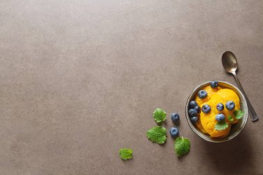 Sarı mango şerbeti donmuş, dut dondurma bir fincan nane ile bir