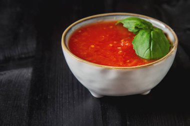 Geleneksel İtalyan domates çorbası gaspaço fesleğen ile. Karanlık backgr