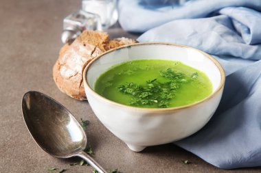 Ev yapımı ekmek ile bezelye çorbası. Koyu arka plan.