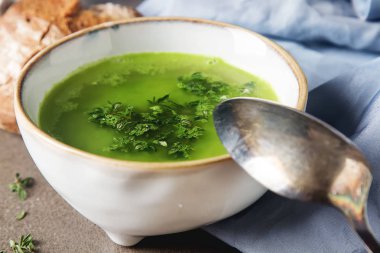 Ev yapımı ekmek ile bezelye çorbası. Koyu arka plan.