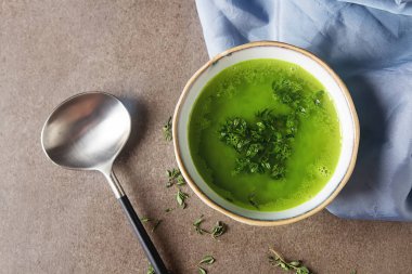 Ev yapımı ekmek ile bezelye çorbası. Koyu arka plan.