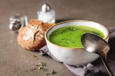 Ev yapımı ekmek ile bezelye çorbası. Koyu arka plan.