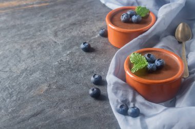 Çikolatalı Mus bir seramik kase çilek ile. Gri karanlık backg