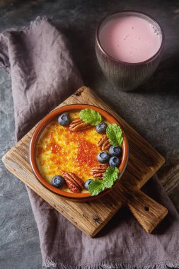 Treditsiozny Fransız tatlı. Ev yapımı krem karamel ile fındık bir
