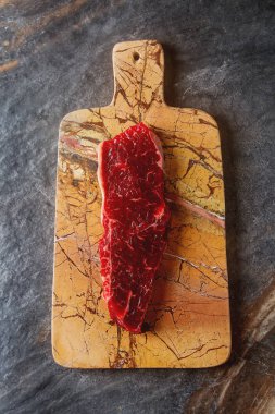 Kaliteli parça et, sığır eti. Koyu arka plan.