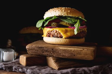 Fast food. Vejetaryen burger chop, salatalık, domates ve l