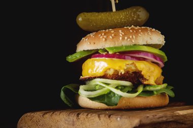 Fast food. Vejetaryen burger chop, salatalık, domates ve l