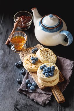 Sıcak ev yapımı kızarmış ekmek bal ile servis yaban mersini. Dar