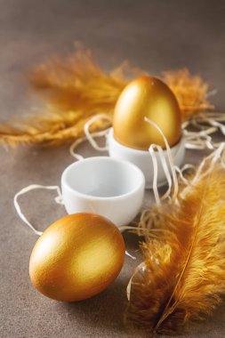 Tatil dekorasyon. Paskalya yumurtaları renkli altın. Basit gri